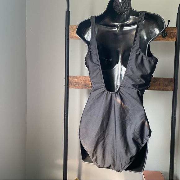 DKNY women’s Peekaboo Twist-Detail Low-Back One-Piece Swimsuit in black size 14 - Picture 5 of 7